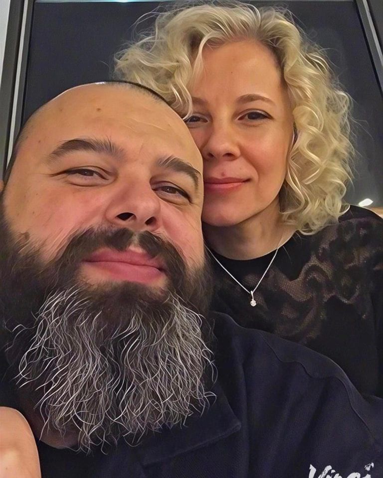 Другу мужа супруги перед камерой море отдыхают